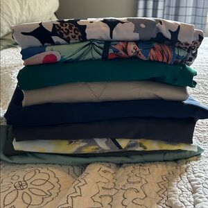 Lot of scrub tops and 1 Koi bottom. 2xl all